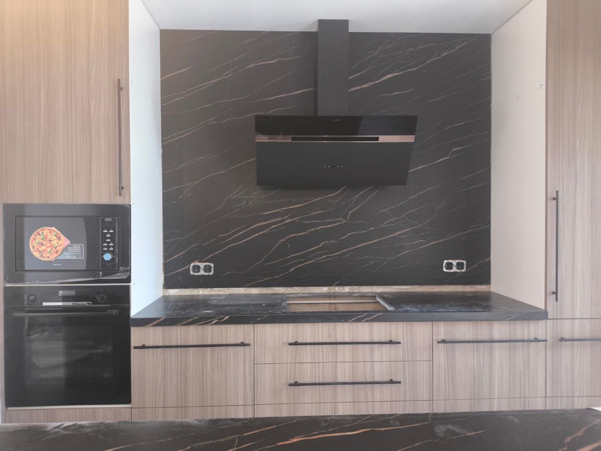 Reforma de cocina de madera y negro en Lloret de Mar