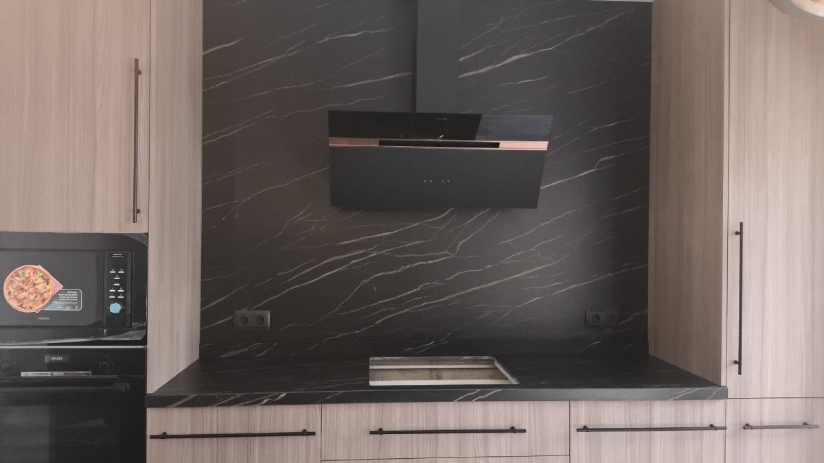 Cocina abierta con isla y encimera porcelánica