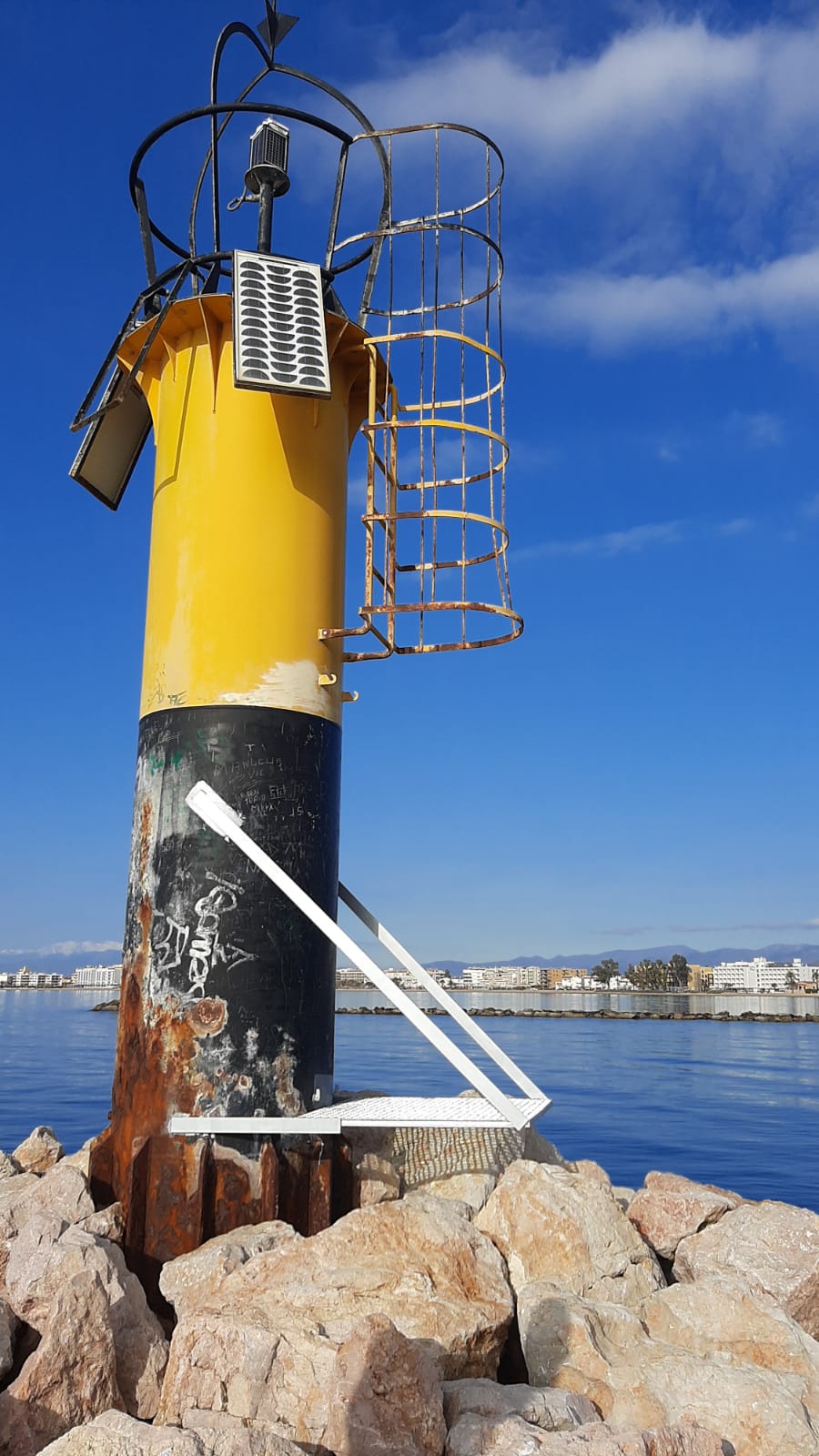 Instalación de plataforma de acceso a la baliza en el puerto de Roses