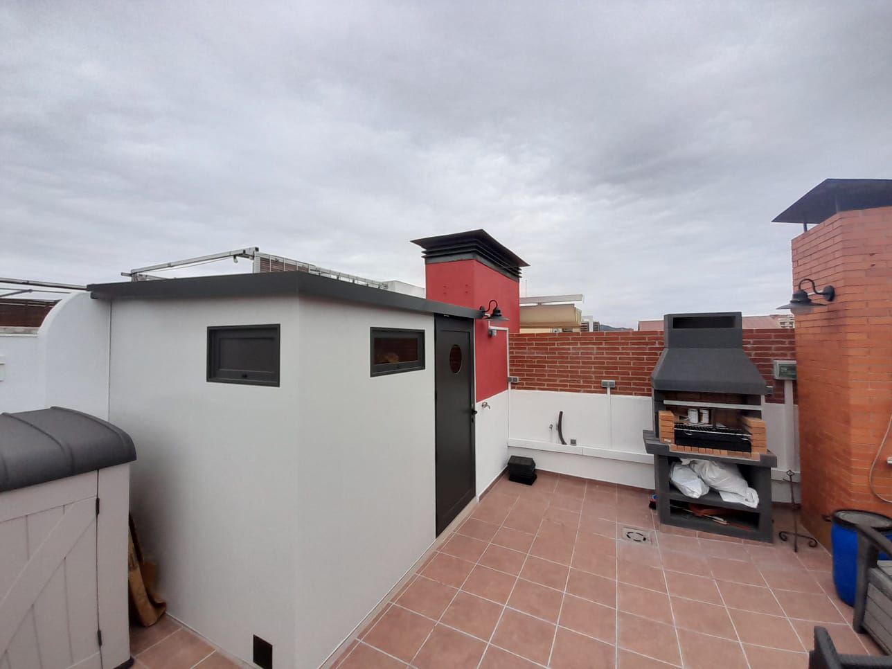 Caseta exterior con baño, base de hormigón, baldosa porcelánica, panel sándwich aislante de 5 cm en paredes y techo, vidrios bronce