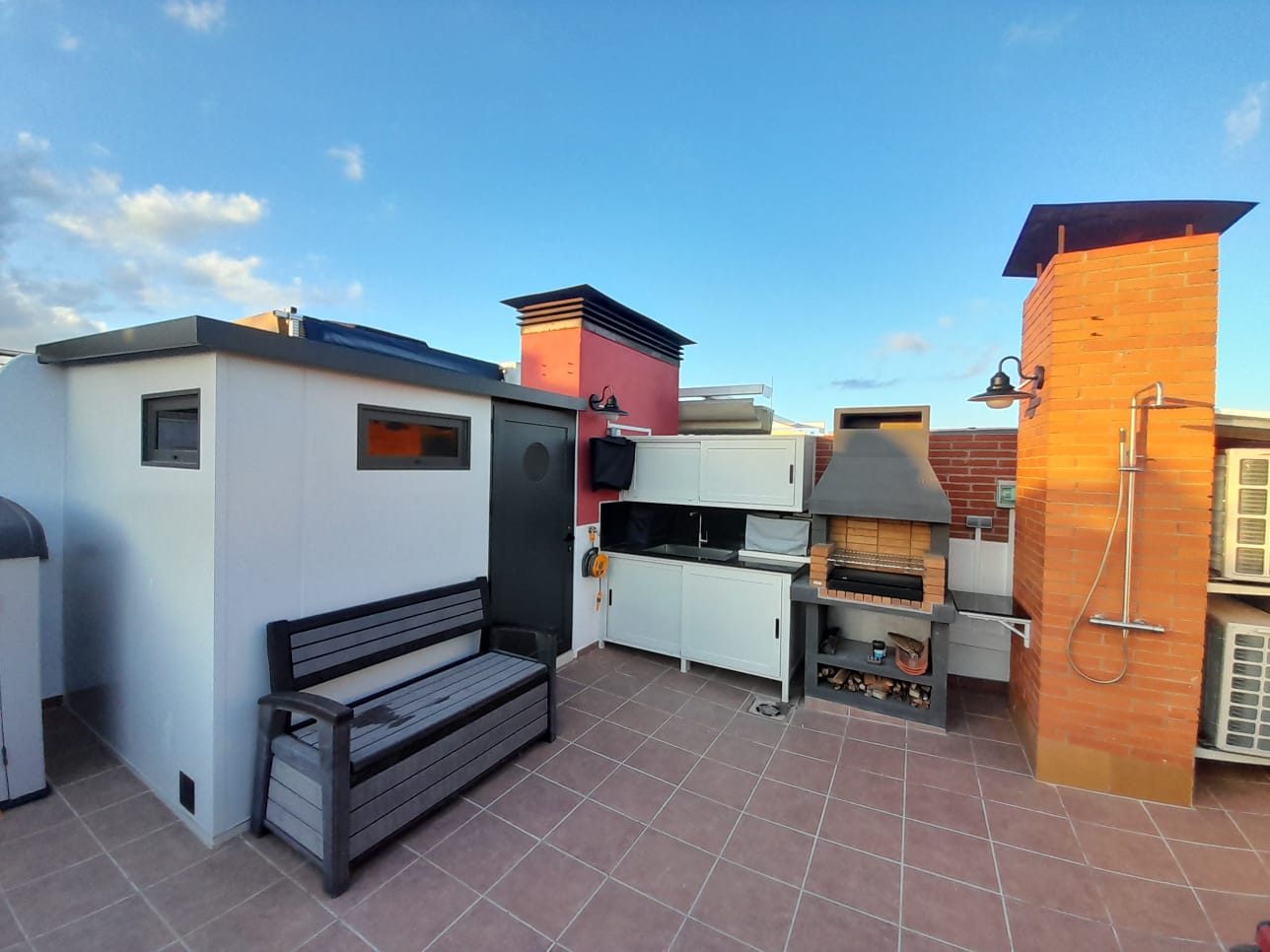 Construcción de caseta para terraza con baño incluido, suelo con base de hormigón y baldosas porcelánicas, paredes y techos con sándwich Chapa aislante de 5 cm de grosor, ventanas y puerta con vidrios color bronce