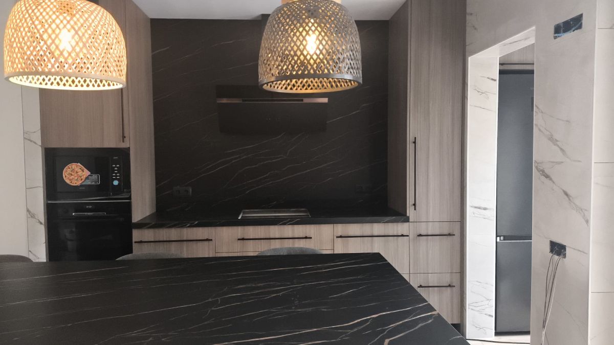 reforma cocina madera y negro Platja d’Aro