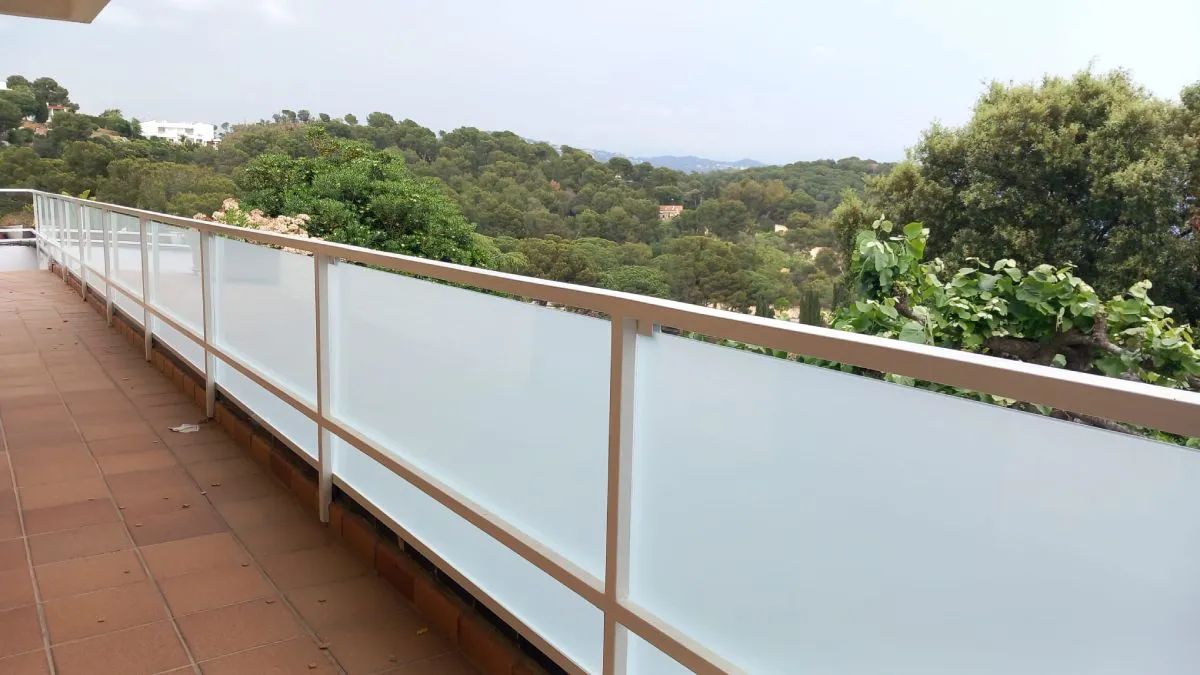 Baranda de hierro pintado con vidrio mate 3+3 instalada en terraza en Lloret de Mar Girona